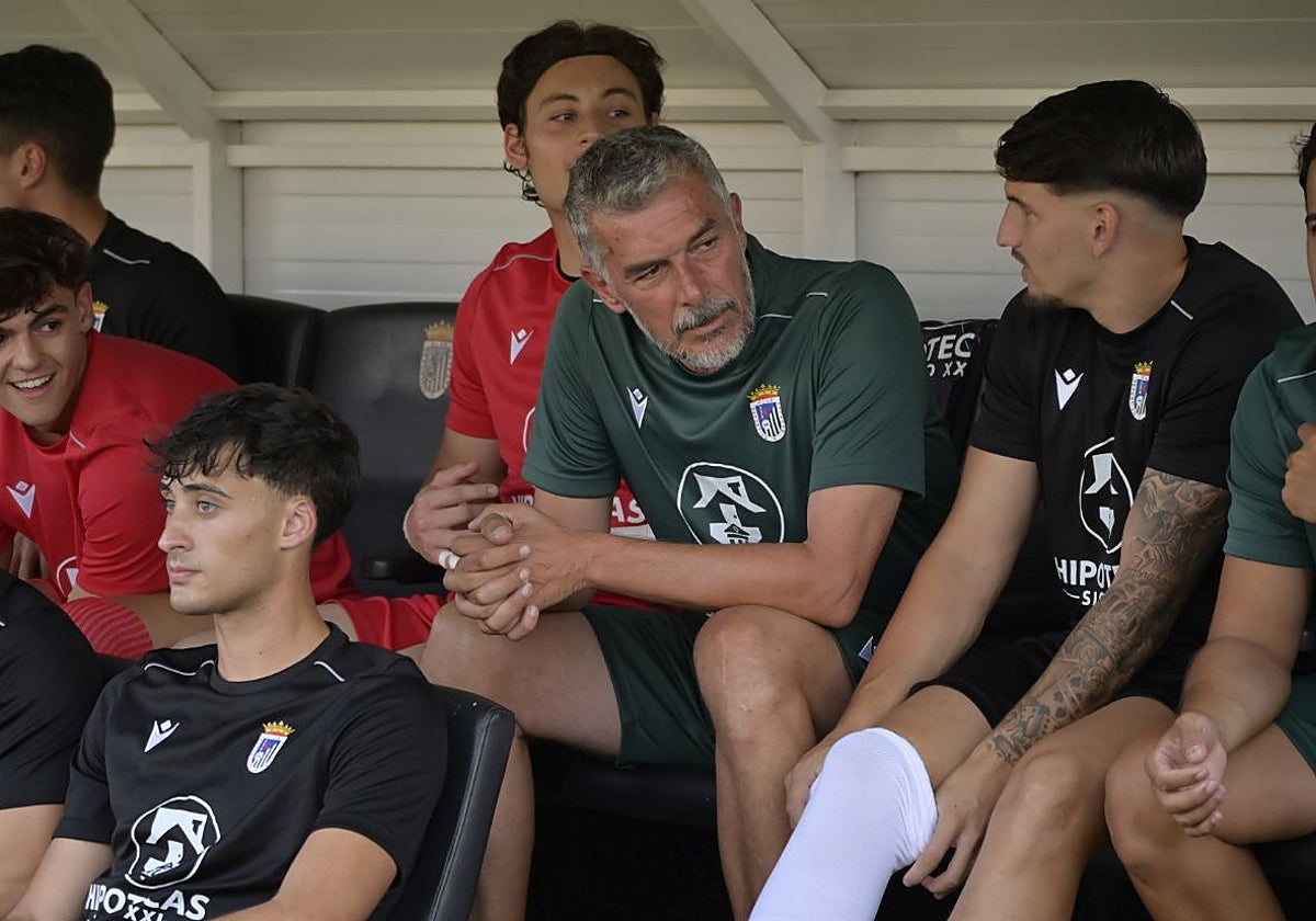 Juan Marrero, en el banquillo del Nuevo Vivero ante el Cacereño.