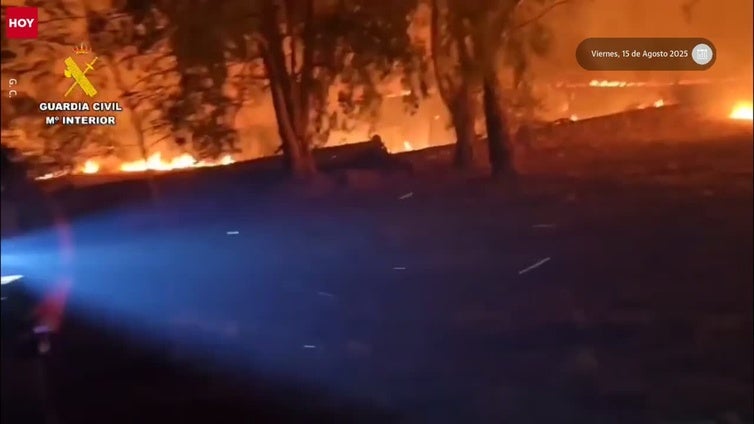 El incendio de Casar de Cáceres obliga a evacuar una urbanización