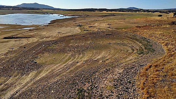 Piden explicaciones por vaciar el embalse de Alcollarín para acabar con el pez chino invasor