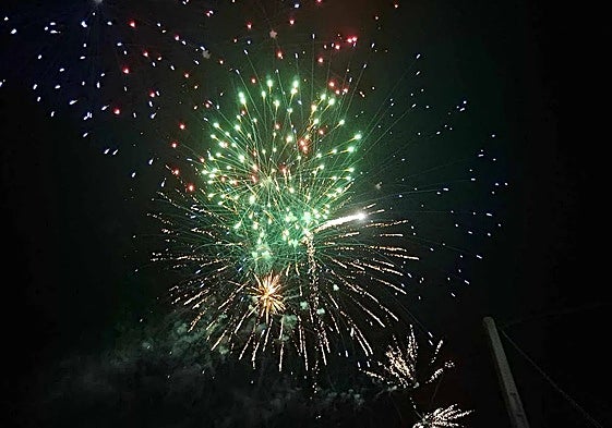 Espectáculo pirotécnico en una localidad de la región en una foto de archivo.