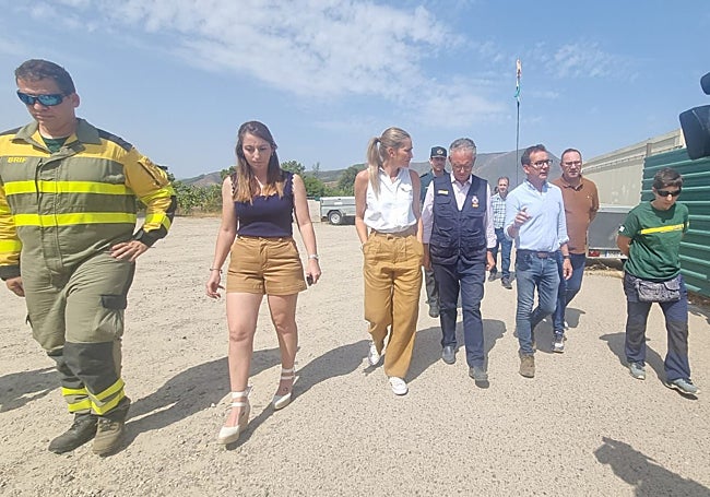 La ministra Sara Aagesen acompañada del delegado del Gobierno, José Luis Quintana, esta mañana.