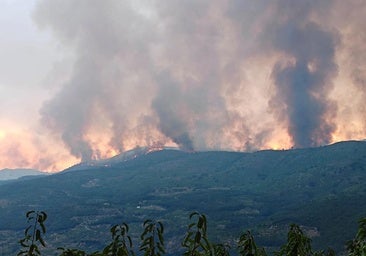 El fuego no da tregua y obliga a evacuar a los vecinos de Rebollar