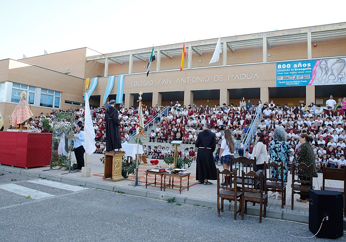 El colegio San Antonio en septiembre de 2024 cuando recibió la visita de la imagen de la Virgen de la Montaña.