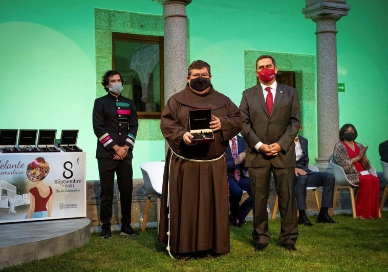 Una institución con las medallas de Cáceres y Extremadura
