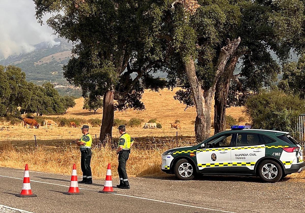 Carretera cortada por el fuego en la provincia de Cáceres.