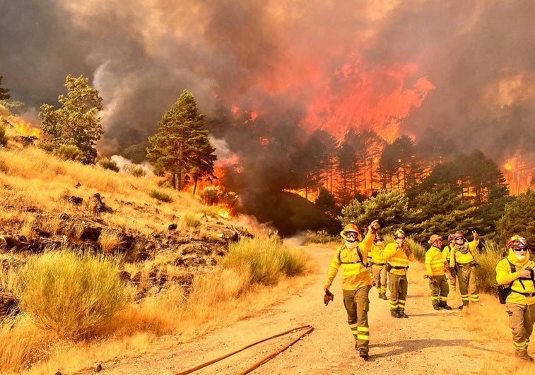 Comienza la evacuación de zonas periurbanas de Hervás, que se encuentra confinada por el fuego