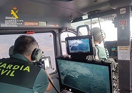 Guardia Civil sobrevolando el incendio iniciado en Jarilla (Cáceres) para informar de su evolución.