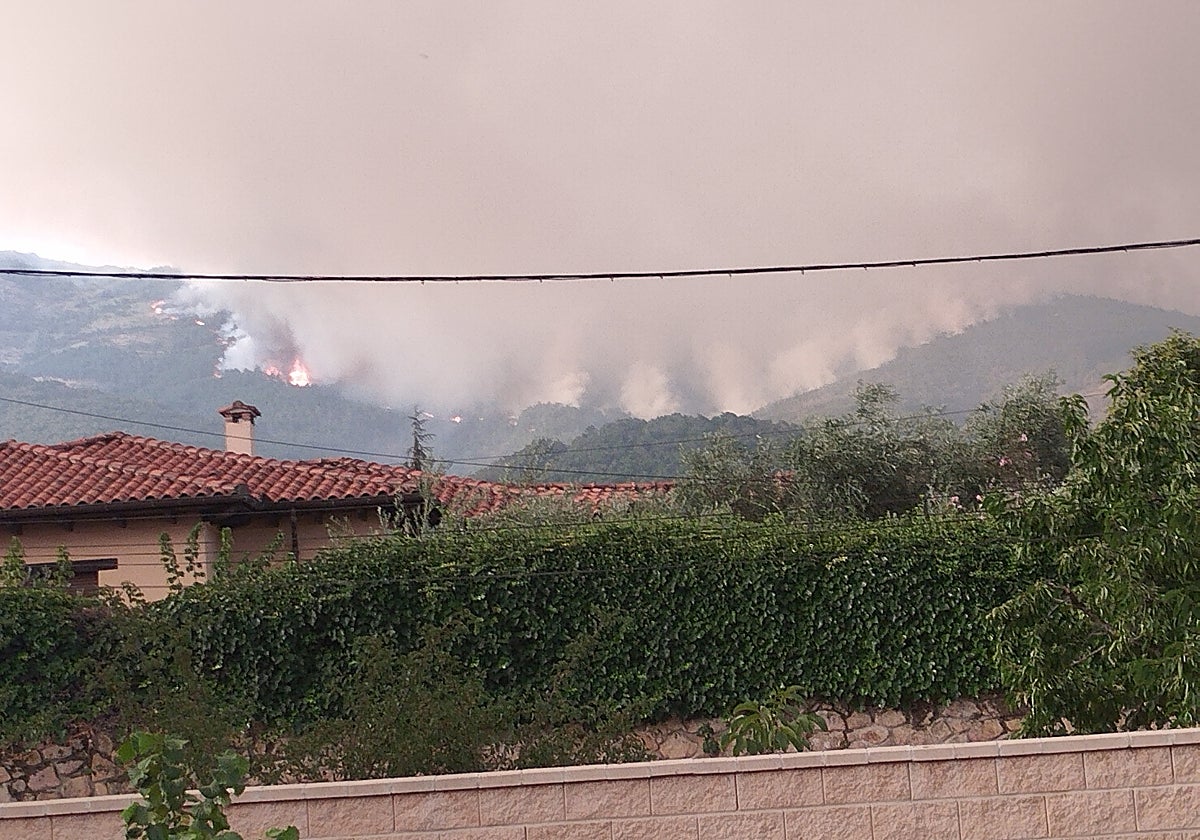 El fuego de Jarilla visto desde Hervás el domingo por la mañana.