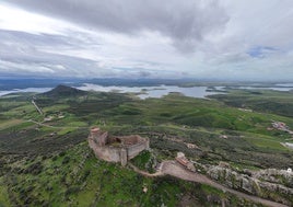 Castillo de Puebla de Alcocer con las vistas de la Siberia tras la crecida del embalse de La Serena