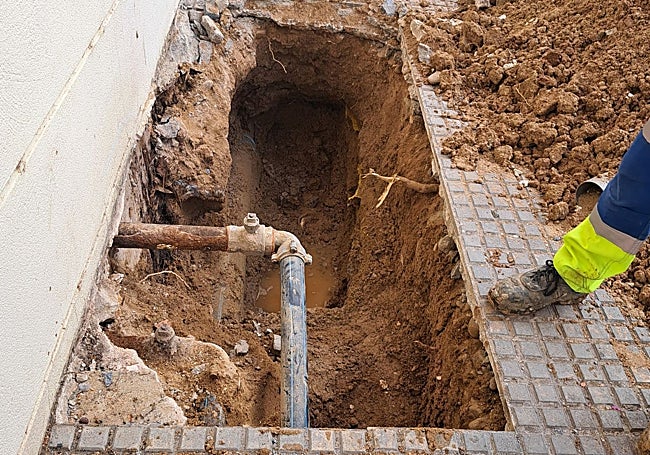 Zanja abierta en el acerado de la avenida Vía de la Plata, a la altura del número 31, que ha dejado sin agua a los vecinos.