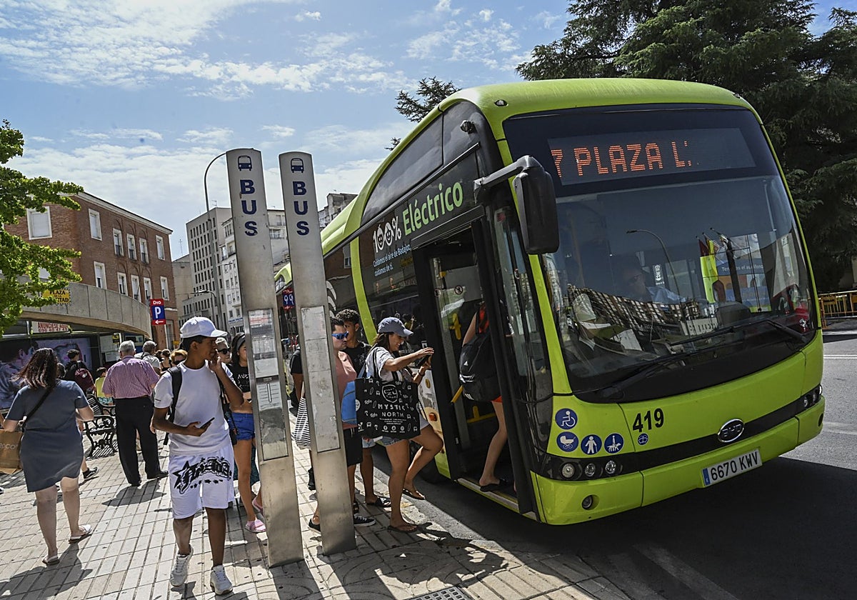Bus urbano en la plaza de la Libertad, de Badajoz.