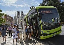 Bus urbano en la plaza de la Libertad, de Badajoz.