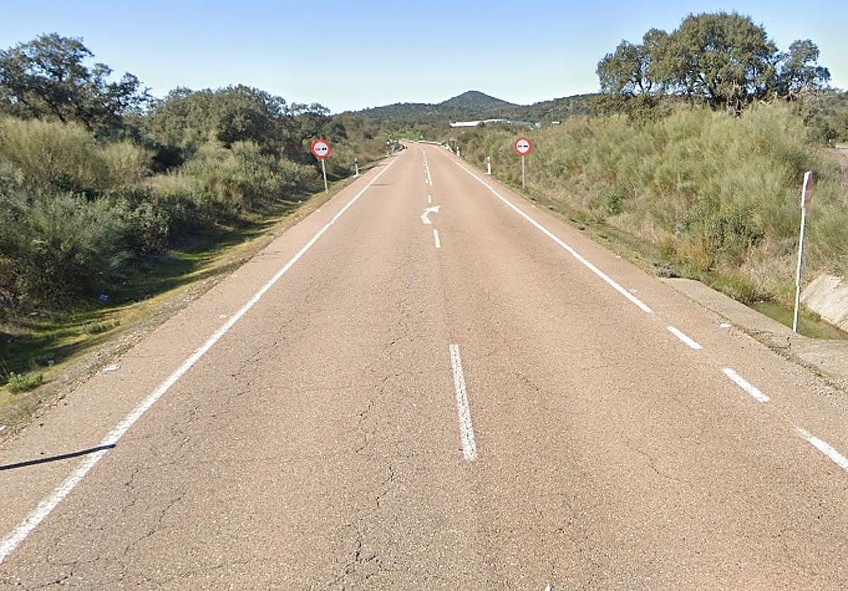 Muere un vecino de Villar del Rey tras una salida de vía en la EX-214