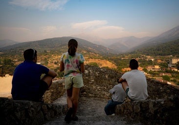 Vecinos de Hervás: «no se puede respirar bien, solo se ve humo»