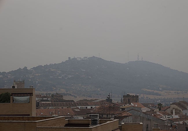 Humo en suspensión este lunes en la ciudad de Cáceres.