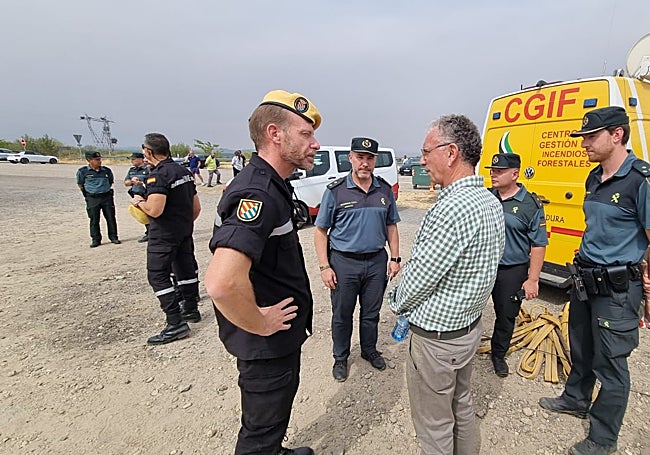El delegado del Gobierno, José Luis Quintana, despachando con un miembro de la UME.