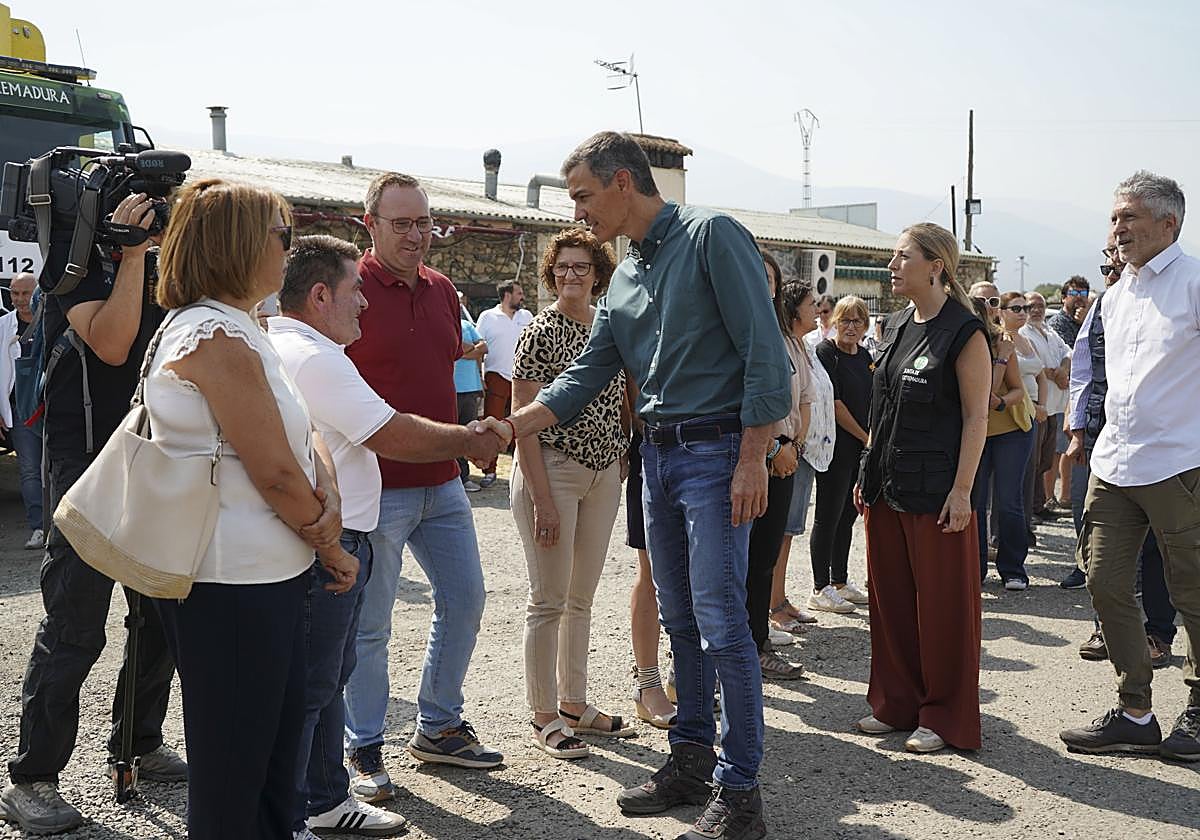 Sánchez anuncia en Extremadura que declarará zona catastrófica las áreas quemadas por el fuego