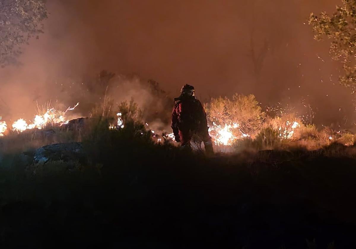 El megaincendio de Jarilla llega a Salamanca y se complica en el Valle del Jerte