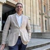 Rodrigo Martínez Quintana, en las escaleras de acceso al Centro Universitario de Plasencia.