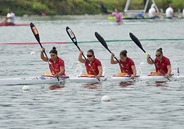 Estefanía Fernández (tercera palista) con el K4 500 español.