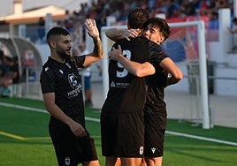 Antonio Pavón es felicitado tras anotar uno de los dos goles que marcó ante el Quintana.
