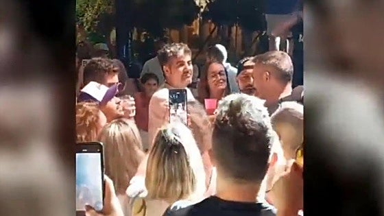 Estopa se arranca a cantar y protagoniza un divertido momento en su pueblo de Badajoz durante las fiestas