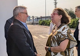 La consejera saluda a representantes de la cooperativa a su llegada.