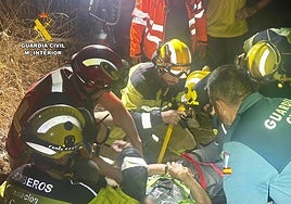 Rescatan a un hombre accidentado en una zona abrupta de Serradilla