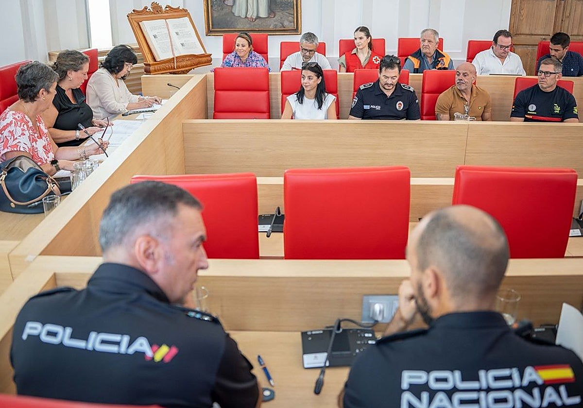 Reunión de la Junta de Seguridad Local, esta mañana, en el salón de plenos del Ayuntamiento de Mérida.