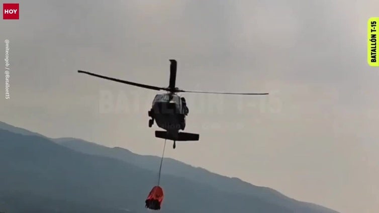 Así trabajan los helicópteros Black Hawk de Eslovaquia y la República Checa en el incendio de Jarilla