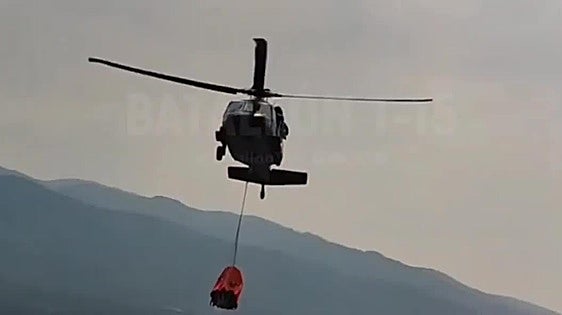 Así trabajan los helicópteros Black Hawk de Eslovaquia y la República Checa en el incendio de Jarilla