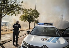 La Policía Local interviene en el incendio junto al Puente Real el pasado lunes.