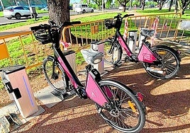 Bicis eléctricas que se llegaron a probar unos días y que el Ayuntamiento colocará cuando tenga la gestión adjudicada.