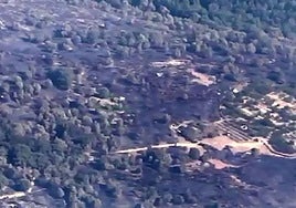 La Guardia Civil sobrevuela la zona afectada por el incendio de Jarilla para detectar posibles reactivaciones