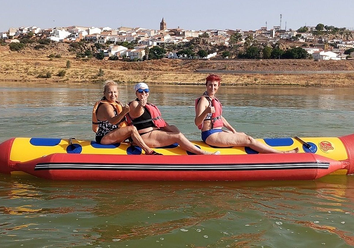 Clientes de la empresa de actividades náuticasnatucias  y aventura La Jarilla.