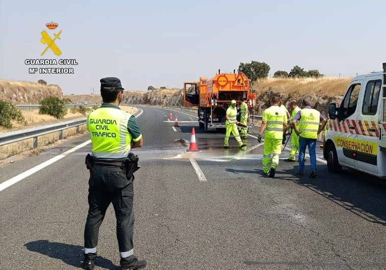 Choque entre un camión portavehículos y un vehículo de mantenimiento de carreteras en la A-66, a la altura de Cáceres