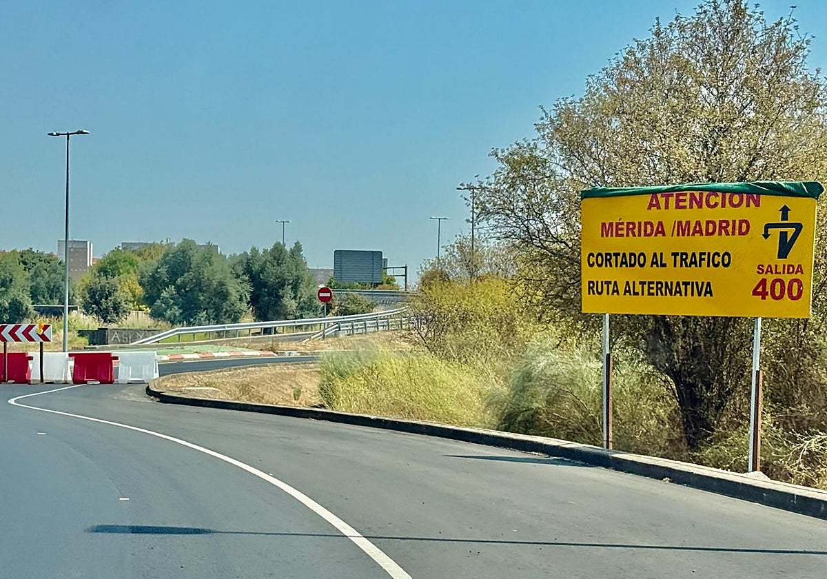 Cartel anunciando los cortes de tráfico que se han encontrado este viernes los conductores.