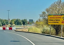 Cartel anunciando los cortes de tráfico que se han encontrado este viernes los conductores.