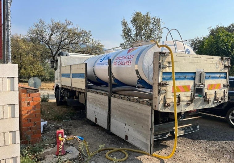 Cabezabellosa y Villar de Plasencia continúan con el suministro de agua potable a través de cisternas