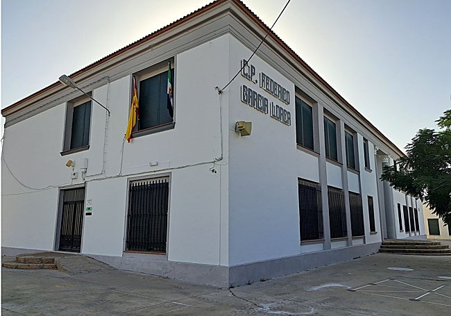 Fachada recién pintada del colegio público Federico García Lorca.
