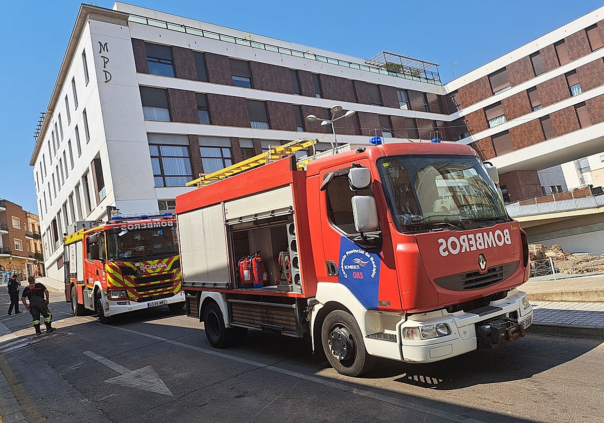 Los bomberos, junto a los apartamentos MPD, en la calle Pontezuelas.