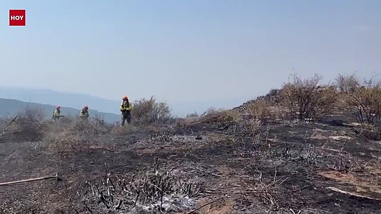 La historia de los bomberos forestales que apagaron los últimos metros del incendio de Jarilla