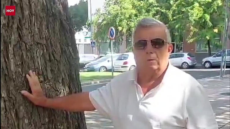 Luis Serrucho riega el olmo que le acompaña toda la vida
