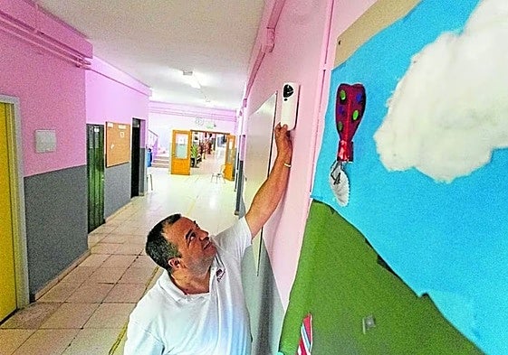 Imagen de la instalación de cámaras el año pasado en los pasillos del colegio Proa para evitar los actos vandálicos.