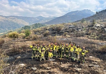 La historia de la foto triunfal de los bomberos forestales que apagaron los últimos metros del incendio de Jarilla