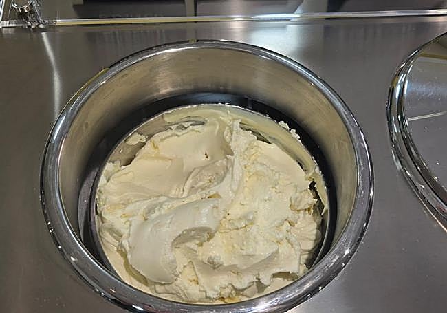 Uno de los helados en la vitrina tradicional italiana.