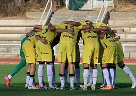 Los jugadores del Mérida se animan antes de ganar su último test de pretemporada en Salamanca.