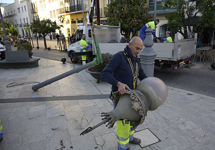 Un operario retira en noviembre un trozo de la farola.