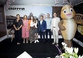 La artista Chloe de la Rosa y el ganadero Victorino Martín junto a las autoridades tras recibir la Tenca de Oro.