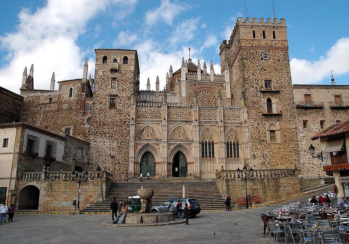 Trasladan a Badajoz con una lesión vascular grave al hombre corneado en Guadalupe